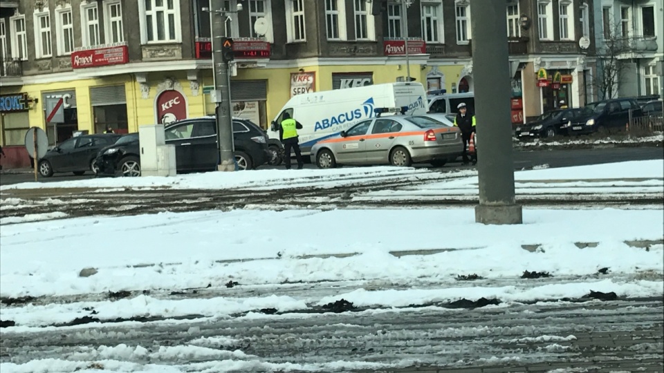 Dwa samochody zderzyły się na placu Kościuszki w Szczecinie. Fot. Internauta Grzegorz