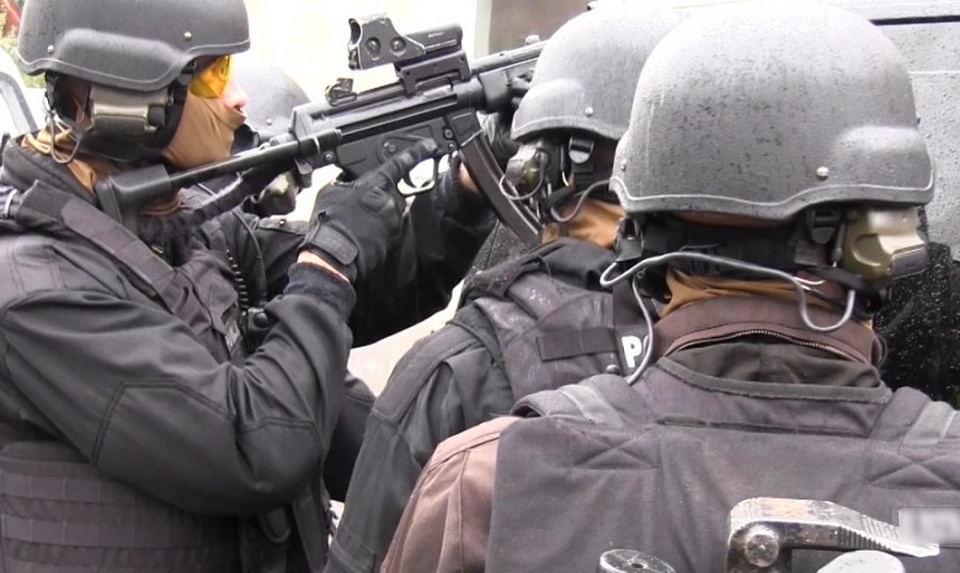 10 członków gangu samochodowego zatrzymali funkcjonariusze CBŚP. Źródło fot.: www.cbsp.policja.pl