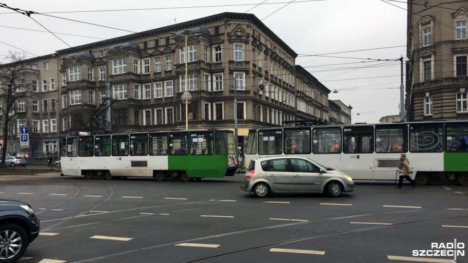 Także w centrum Szczecina, na skrzyżowaniu al. Piastów i ul. Jagiellońskiej, tramwaj zderzył się z autem. Fot. Michał Król [Radio Szczecin]