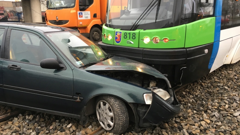 Tramwaj i samochód osobowy zderzyły się na ulicy Gdańskiej na prawobrzeżu Szczecina. Fot. Paweł Domański [Radio Szczecin]