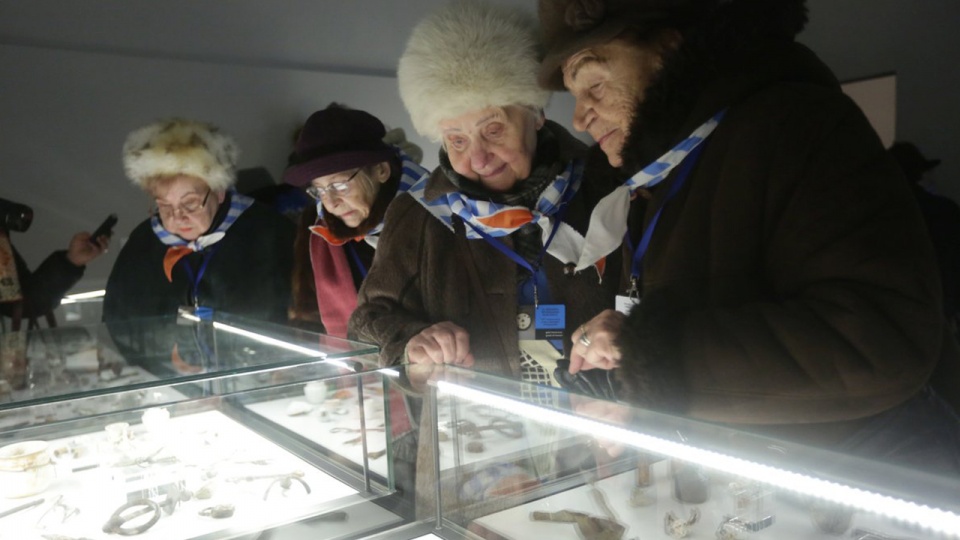 Kilkaset przedmiotów po byłych więźniach trafiło na wystawę „Archeologia w Muzeum Auschwitz-Birkenau. Źródło fot.: https://twitter.com/AuschwitzMuseum