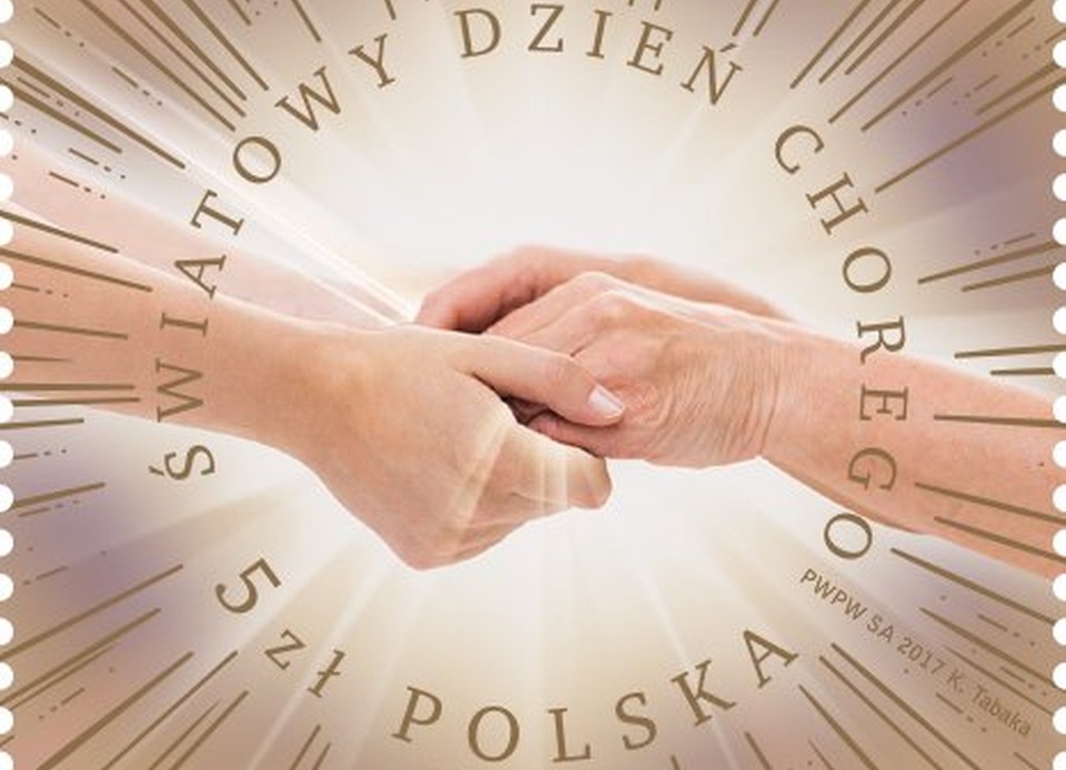 Rzecznik prasowy Poczty Polskiej Zbigniew Baranowski mówi, że znaczki te, przyklejane na listach i przesyłkach, mają zwrócić szczególną uwagę na osoby chore. Fot. twitter.com/PocztaPolska