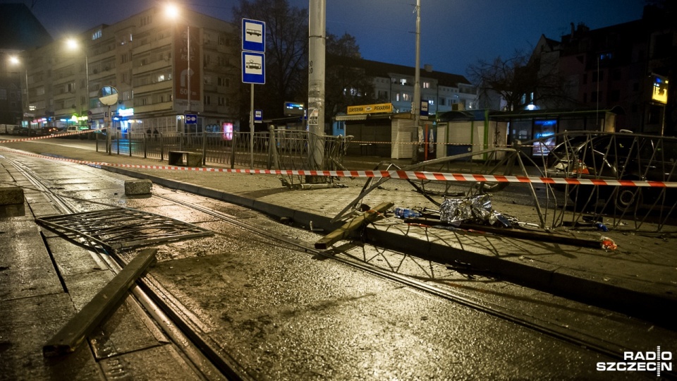 Samochód wjechał w przystanek autobusowy w centrum Szczecina. Fot. Olaf Nowicki [Radio Szczecin]