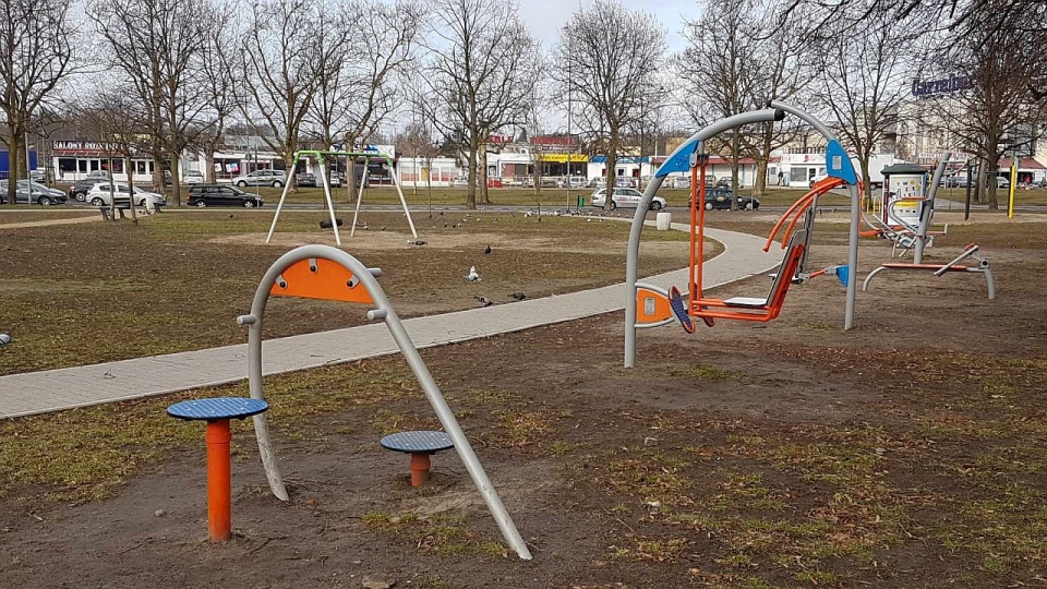W poprzednich etapach wykonano utwardzone alejki, stanęły też siłownia pod chmurką oraz urządzenie do street workoutu. Fot. Mat. ZUK