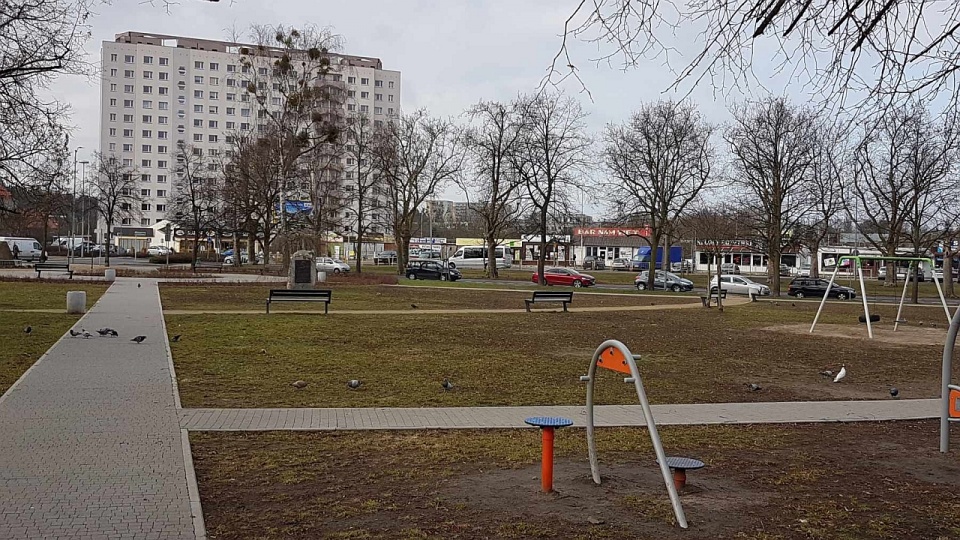 W poprzednich etapach wykonano utwardzone alejki, stanęły też siłownia pod chmurką oraz urządzenie do street workoutu. Fot. Mat. ZUK