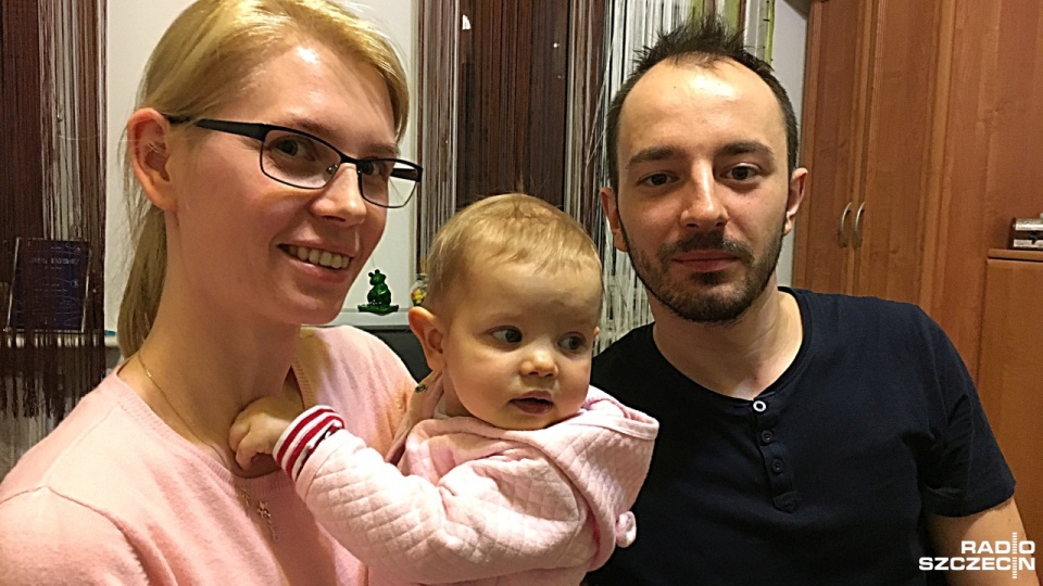 Zuzia Wachowicz z rodzicami. Fot. Wojciech Zagaj [Radio Szczecin]