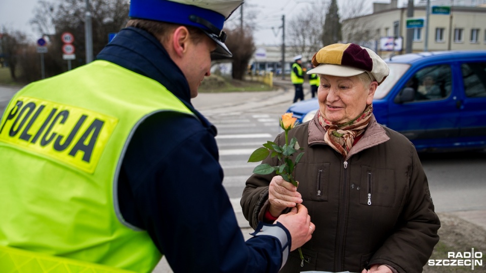 Dla piratów nie ma kwiatów - akcja szczecińskiej policji. Fot. Olaf Nowicki [Radio Szczecin]