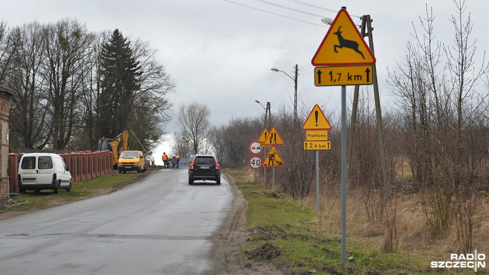 Modernizacja drogi w Mierzynie ma się zakończyć we wrześniu. Fot. Łukasz Szełemej [Radio Szczecin]