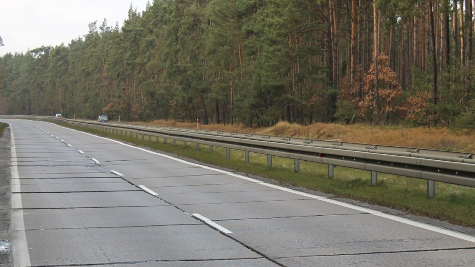 W okresie wakacyjnym - od 15 czerwca do 31 sierpnia - wykonawca musi udostępnić kierowcom po 2 pasy ruchu w każdą stronę. W pozostałych miesiącach będziemy mieli do dyspozycji tylko po jednym pasie jezdni. Fot. GDDKiA