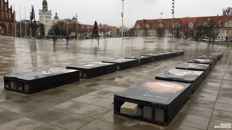 Silny wiatr przewrócił tablice plenerowej wystawy na placu Solidarności w Szczecinie. Fot. Piotr Rakowski [Radio Szczecin]