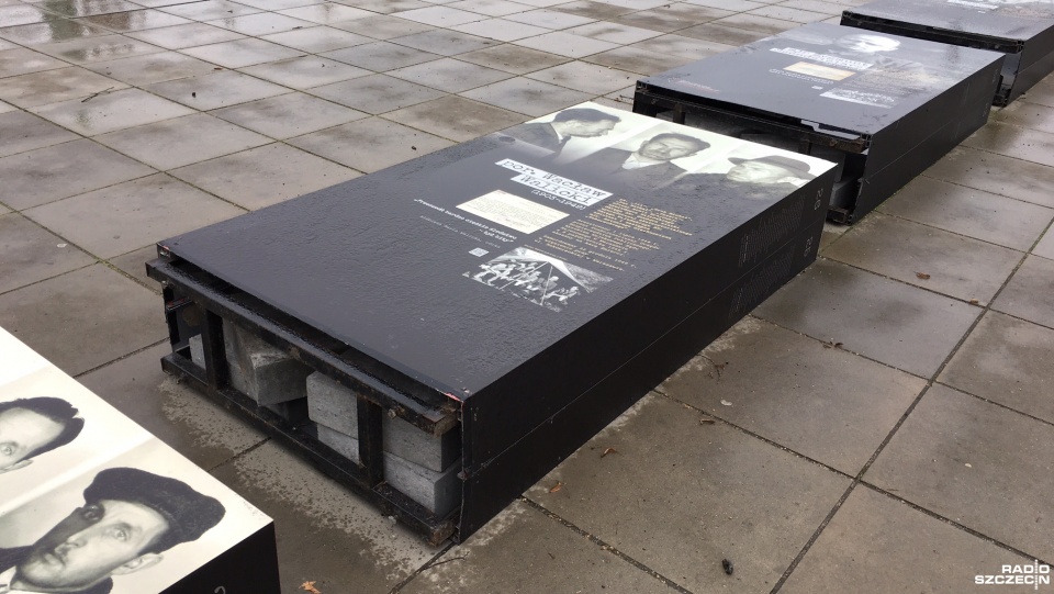 Silny wiatr przewrócił tablice plenerowej wystawy na placu Solidarności w Szczecinie. Fot. Piotr Rakowski [Radio Szczecin]