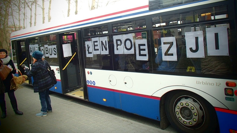 Podczas jazdy, podróżni usłyszą poezję czytaną i śpiewaną, otrzymają także zakładki do książek oraz tomiki wierszy. Fot. www.e-kg.pl