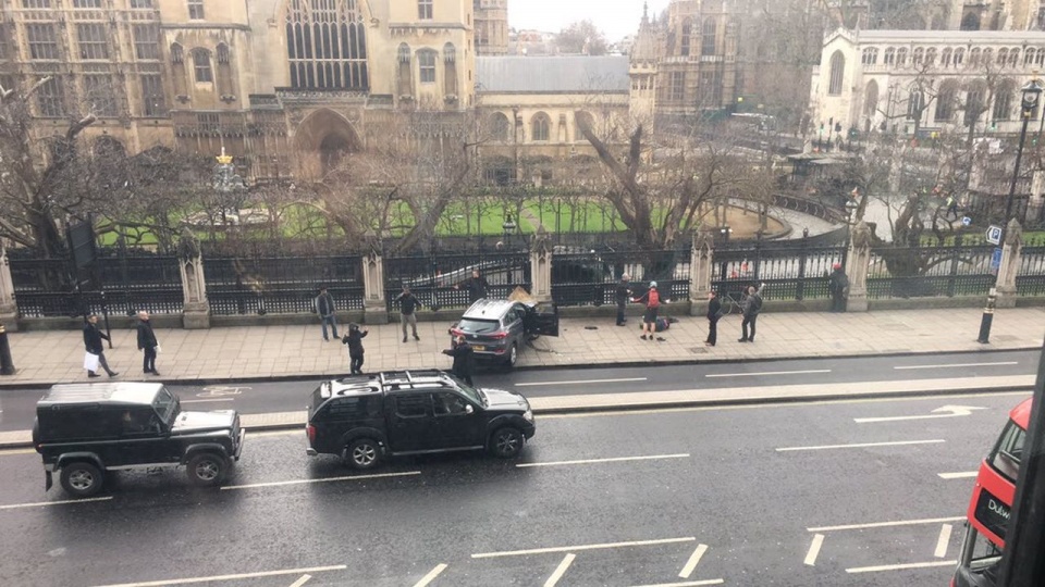 Strzelanina przed budynkiem brytyjskiego parlamentu w Londynie. Fot. Twitter: James West