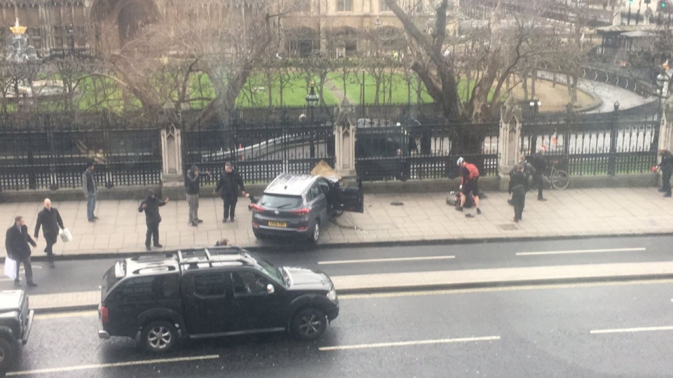 Strzelanina przed budynkiem brytyjskiego parlamentu w Londynie. Fot. Twitter: James West