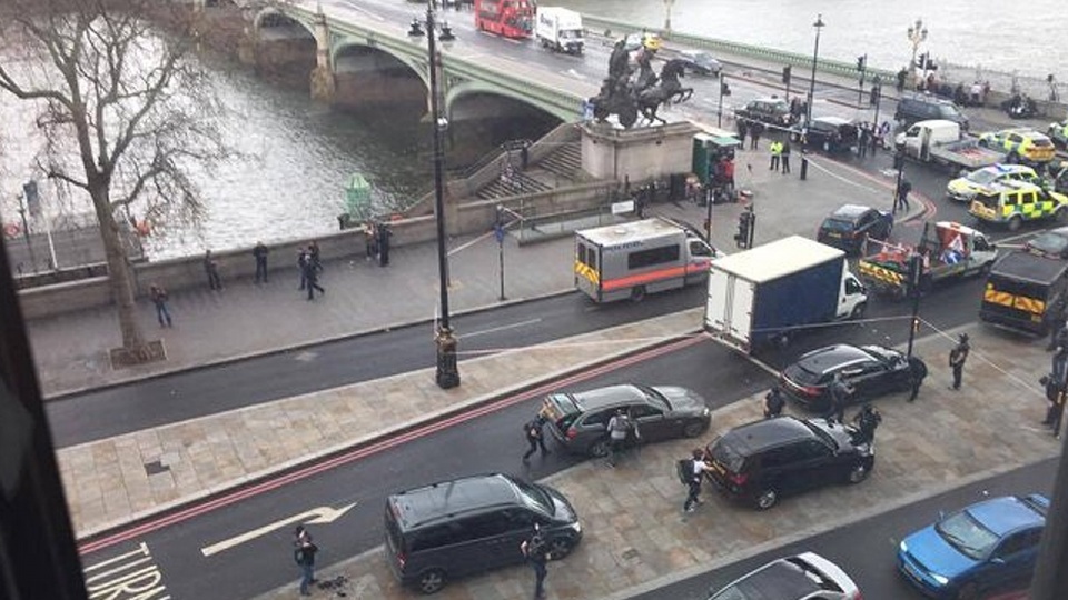 Strzelanina przed budynkiem brytyjskiego parlamentu w Londynie. Fot. Twitter: Voice of Europe‏