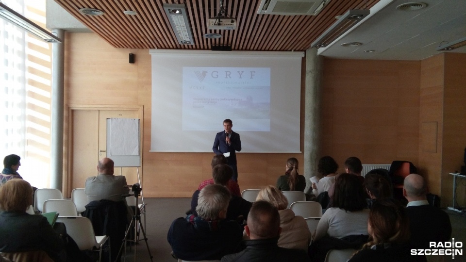 Około 30 osób wzięło udział w spotkaniu poświęconym sytuacji frankowiczów, które odbyło się w piątek w Szczecińskim Domu Sportu. Fot. Mateusz Lipka [Radio Szczecin]