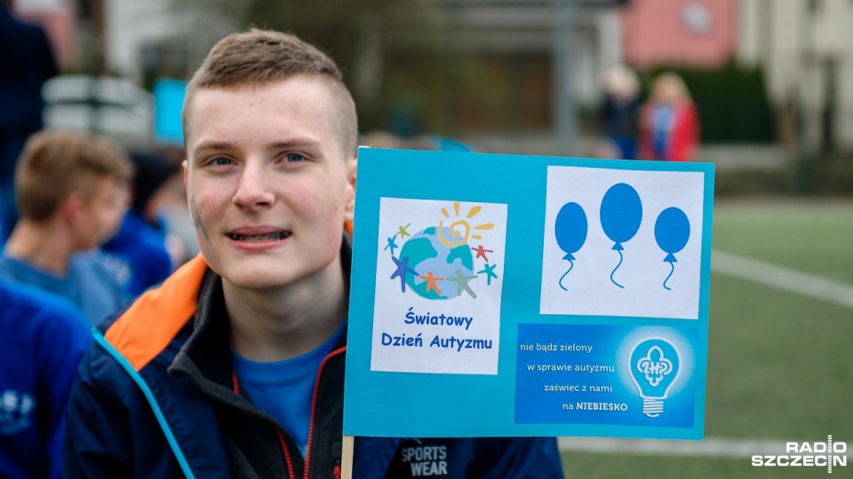 Kilkuset młodych ludzi uczestniczyło w obchodach Światowego Dnia Świadomości Autyzmu. Fot. Olaf Nowicki [Radio Szczecin]