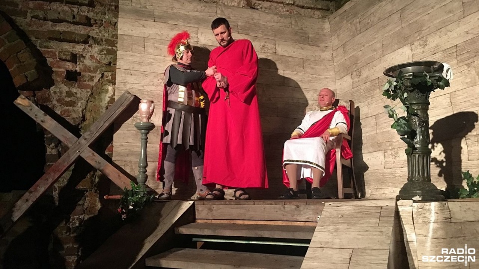 Misterium w ruinach klasztoru w Jasienicy odegrano po raz piąty. Fot. Kamil Nieradka [Radio Szczecin]