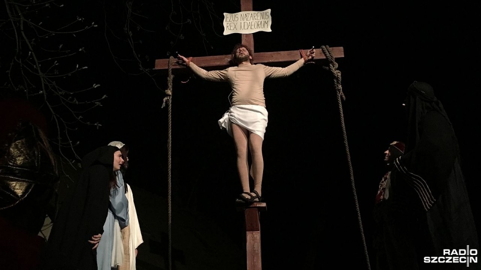Misterium w ruinach klasztoru w Jasienicy odegrano po raz piąty. Fot. Kamil Nieradka [Radio Szczecin]