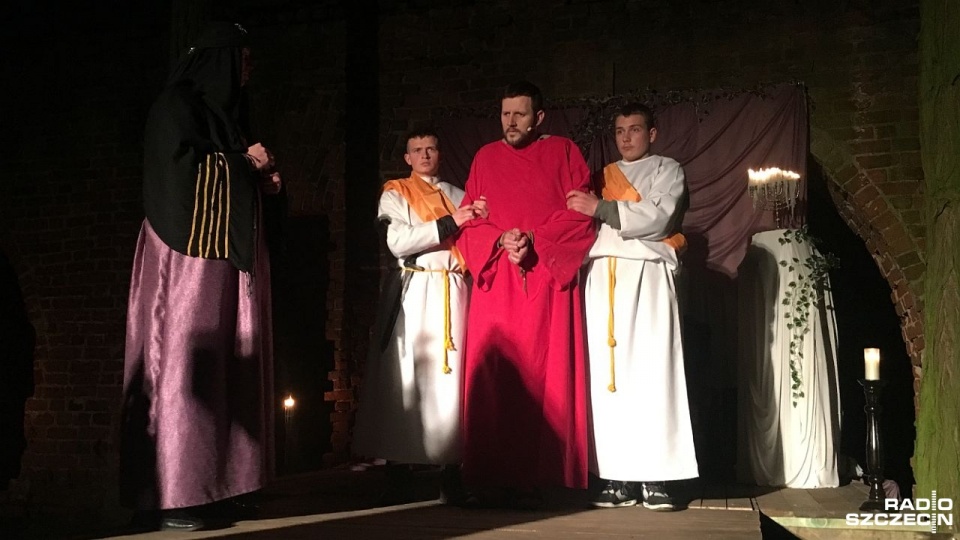 Misterium w ruinach klasztoru w Jasienicy odegrano po raz piąty. Fot. Kamil Nieradka [Radio Szczecin]