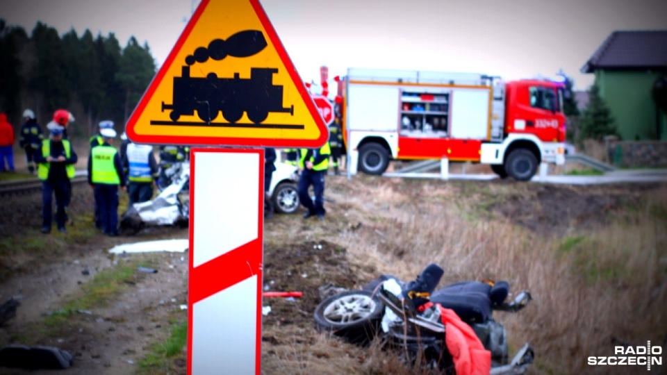 Policjanci wykonują oględziny miejsca zdarzenia. Fot. Adam Wójcik [Radio Szczecin]