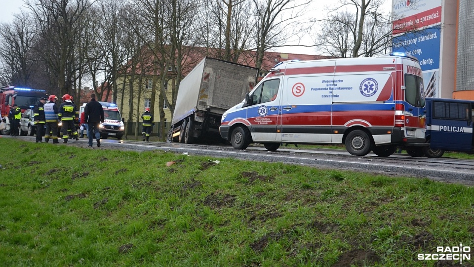 Samochód dostawczy zepchnął z drogi autobus podmiejski, który zakończył swoją jazdę w rowie. Fot. Przemysław Polanin [Radio Szczecin]