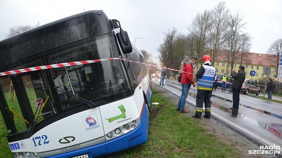 Samochód dostawczy zepchnął z drogi autobus podmiejski, który zakończył swoją jazdę w rowie. Fot. Przemysław Polanin [Radio Szczecin]