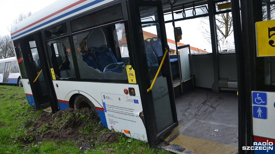 Samochód dostawczy zepchnął z drogi autobus podmiejski, który zakończył swoją jazdę w rowie. Fot. Przemysław Polanin [Radio Szczecin]