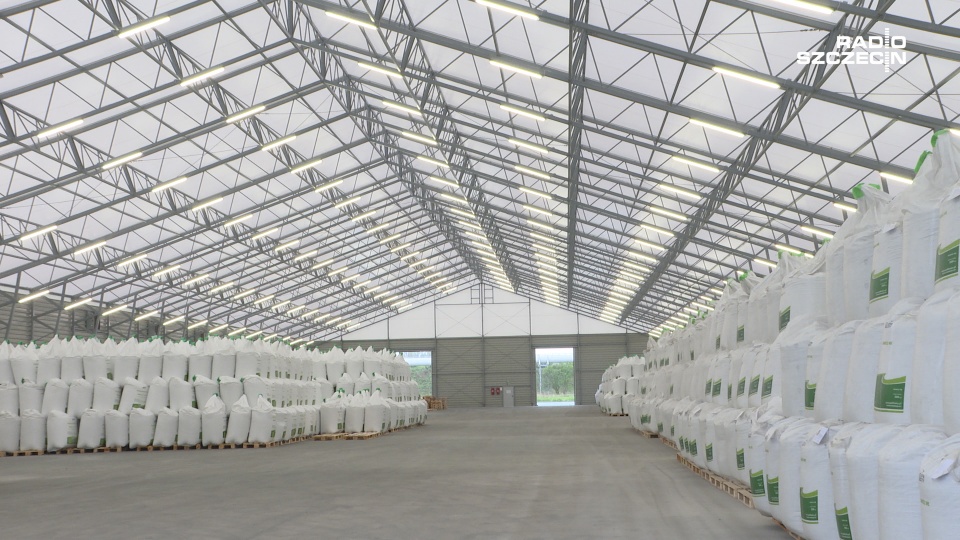 W skład oddanego dziś kompleksu, prócz budynku pakowni wchodzą także 2 magazyny o łącznej powierzchni 10 tys. metrów kwadratowych oraz plac manewrowy dla ciężarówek czekających na załadunek. Fot. Piotr Sawiński [Radio Szczecin]