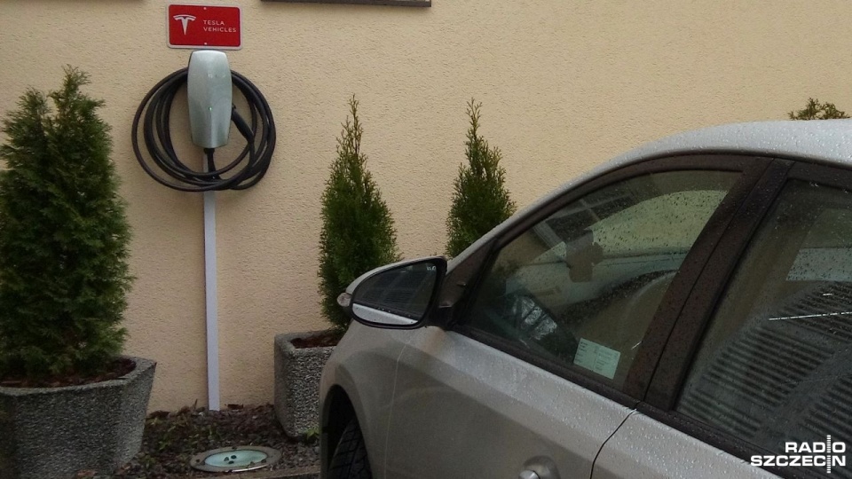 Stacja ładowania samochodów elektrycznych przy hotelu w Parku Żeromskiego. Fot. Mateusz Lipka [Radio Szczecin]