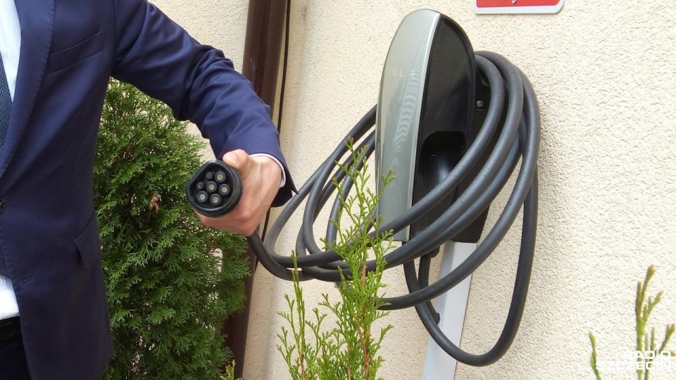 Stacja ładowania samochodów elektrycznych przy hotelu w Parku Żeromskiego. Fot. Mateusz Lipka [Radio Szczecin]