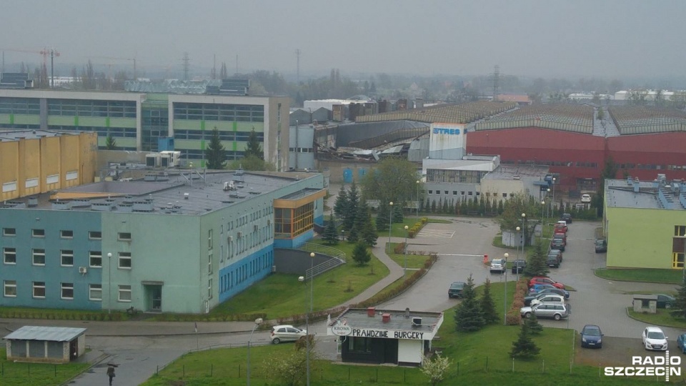 Zawalony dach hali przy ulicy Krakowskiej. Fot. Marek Borowiec [Radio Szczecin]