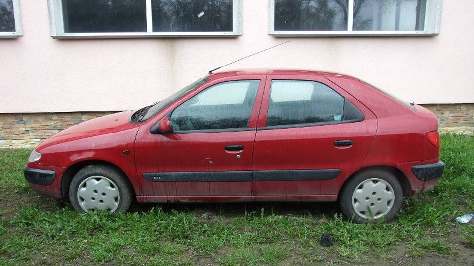 Policjantom udało się odnaleźć jedno z aut, które ukradł mężczyzna. Złodziej nie zdążył pociąć i sprzedać na części pojazdu wartego około 3 tysięcy złotych. Fot. choszczno.policja.gov.pl
