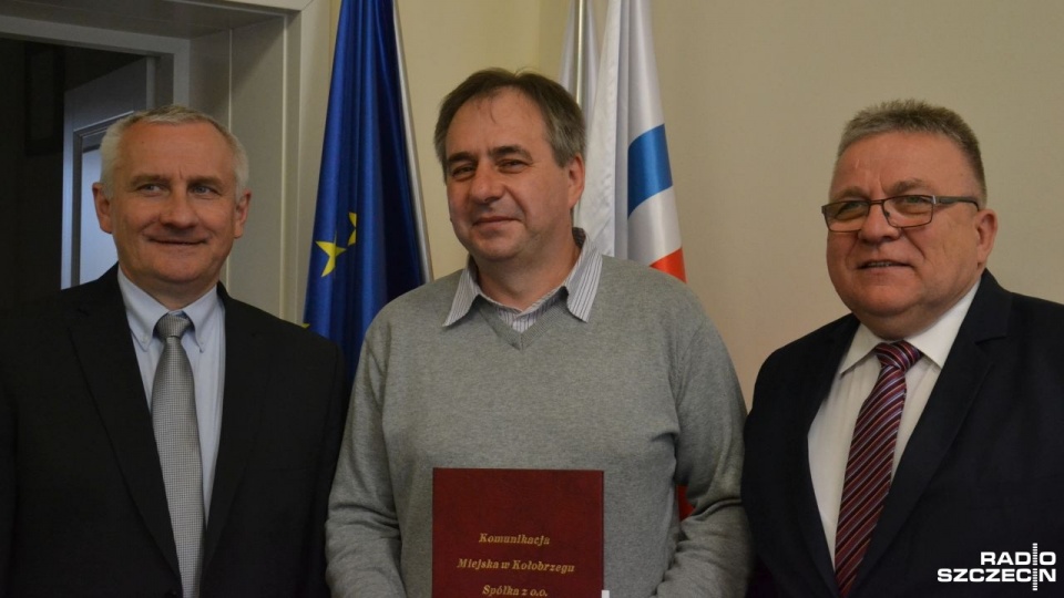 Roman Hekert – kierowca Komunikacji Miejskiej spotkał się z prezesem spółki i prezydentem Kołobrzegu Januszem Gromkiem. Fot. Przemysław Polanin [Radio Szczecin]