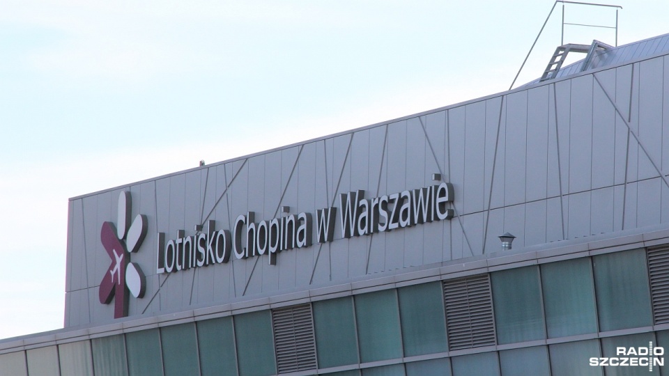 Mężczyzna, który planował lecieć z lotniska Chopina w Warszawie do Londynu, podczas procedury nadawania bagażu zażartował, że w jego bagażu jest bomba. Fot. Piotr Kołodziejski [Radio Szczecin]