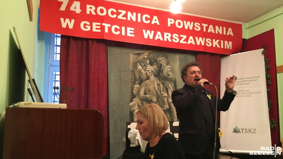 Podczas spotkania w w siedzibie Towarzystwa Społeczno-Kulturalnego Żydów w Szczecinie wystąpił aktor Teatru Żydowskiego Henryk Rajfer. Fot. Małgorzata Frymus [Radio Szczecin]