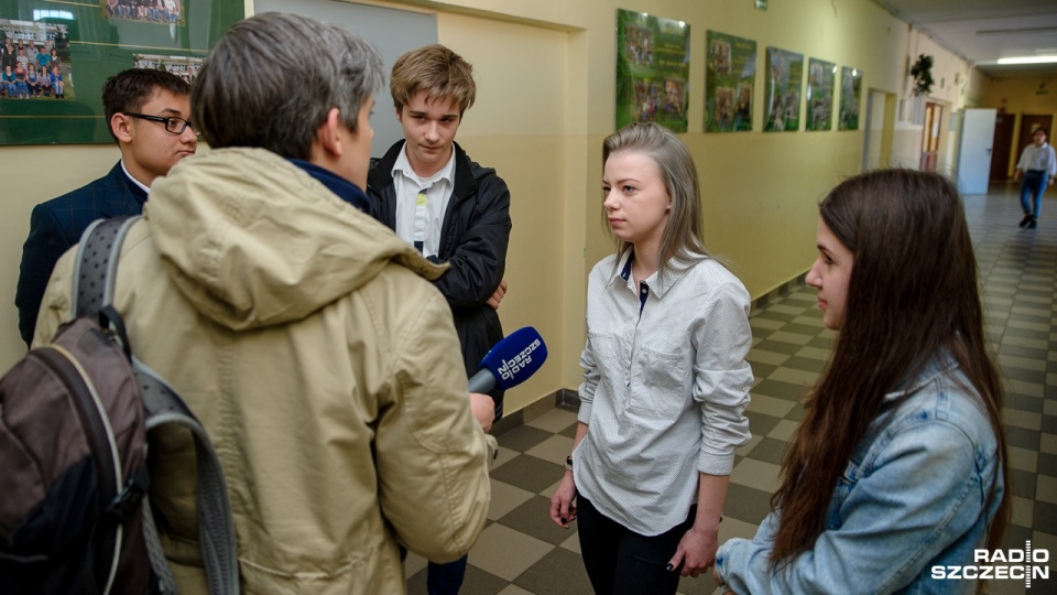 Uczniowie z Gimnazjum nr 20 w Szczecinie po egzaminie biologii, chemii, fizyki i geografii. Fot. Olaf Nowicki [Radio Szczecin]