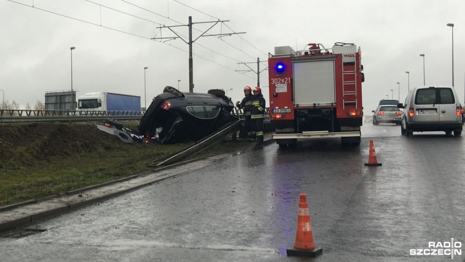 Kierowca samochodu osobowego wypadł z drogi. Fot. Kamil Nieradka [Radio Szczecin]