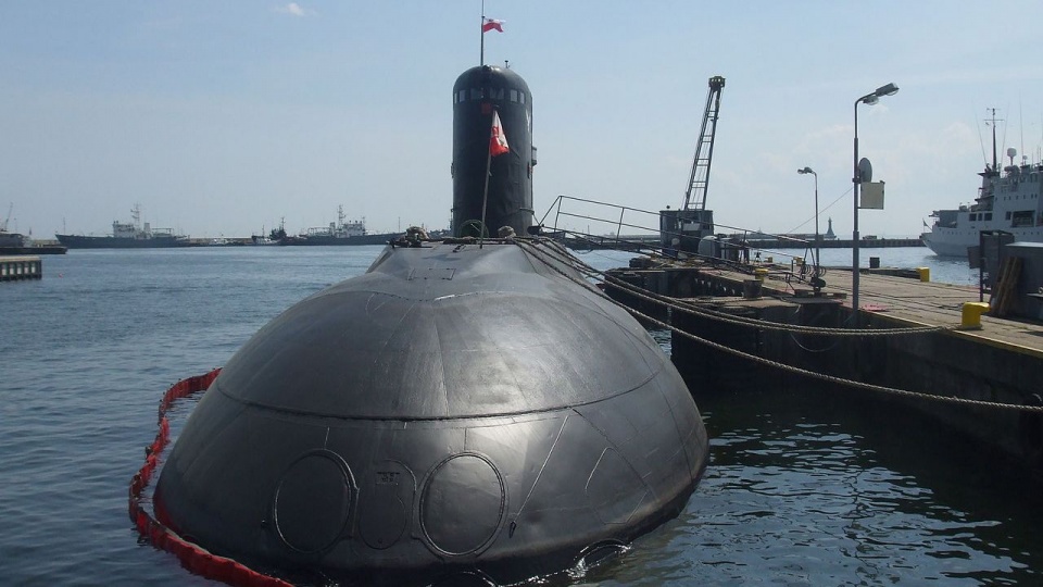 Jednostka wyposażona jest w sześć wyrzutni torpedowych. Ma 72 metry długości i 10 metrów szerokości. W zanurzeniu może rozwinąć prędkość 17-tu węzłów. Fot. pl.wikipedia.org/wiki/ORP_Orzeł_(1985)