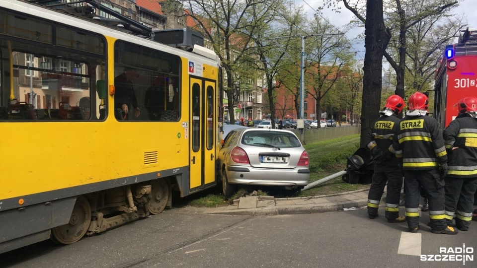 Przez kilkanaście minut ruch tramwajowy był wstrzymany. Fot. Dawid Siwek [Radio Szczecin]