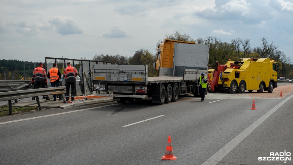 Nikt nie odniósł obrażeń, ale są kłopoty z płynnym przejazdem, na autostradzie jezdnia jest zwężona w obu kierunkach. Fot. Olaf Nowicki [Radio Szczecin]