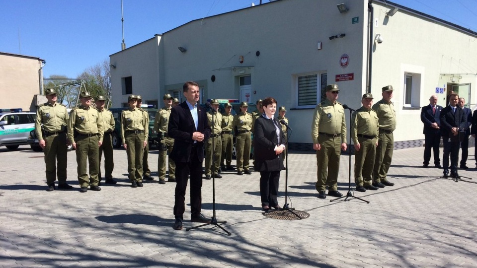 Minister spraw wewnętrznych i administracji odwiedził z premier Beatą Szydło placówkę Straży Granicznej w Bielsku-Białej. Źródło fot. www.twitter.com/premierrp