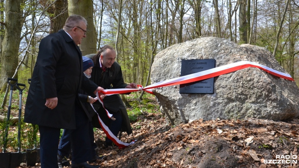 Podczas uroczystości odsłonięto obelisk, na którym umieszczono tablicę z napisem: "W 210. rocznicę obchodów Święta Konstytucji 3 Maja przez 1. Regiment Piechoty Legii Poznańskiej". Fot. Przemysław Polanin [Radio Szczecin]