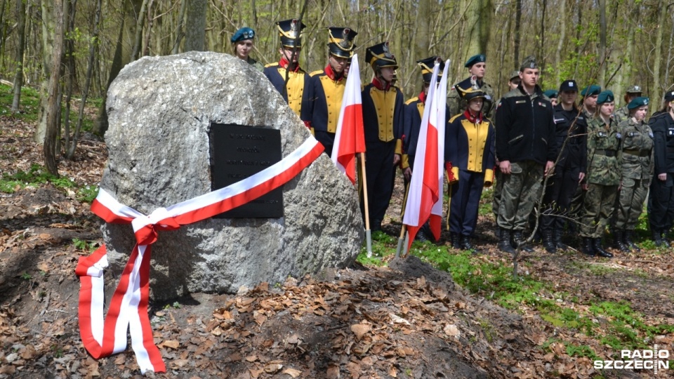 Podczas uroczystości odsłonięto obelisk, na którym umieszczono tablicę z napisem: "W 210. rocznicę obchodów Święta Konstytucji 3 Maja przez 1. Regiment Piechoty Legii Poznańskiej". Fot. Przemysław Polanin [Radio Szczecin]