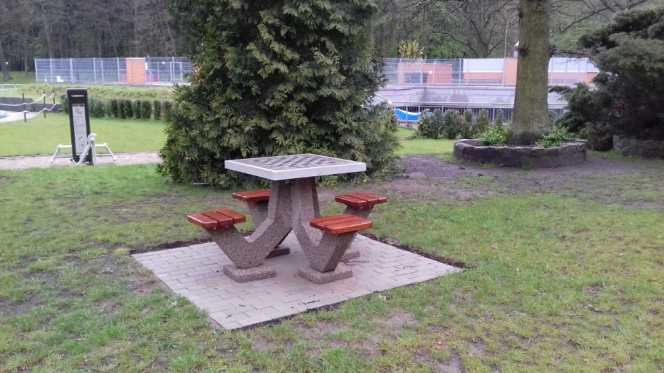 Stoły do ping ponga zostały ustawione w pobliżu placu zabaw, stoły do szachów - przy siłowni pod chmurką. Fot. ZUK