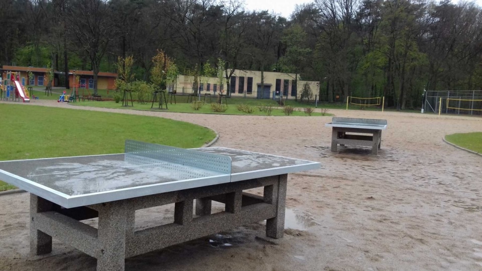 Stoły do ping ponga zostały ustawione w pobliżu placu zabaw, stoły do szachów - przy siłowni pod chmurką. Fot. ZUK