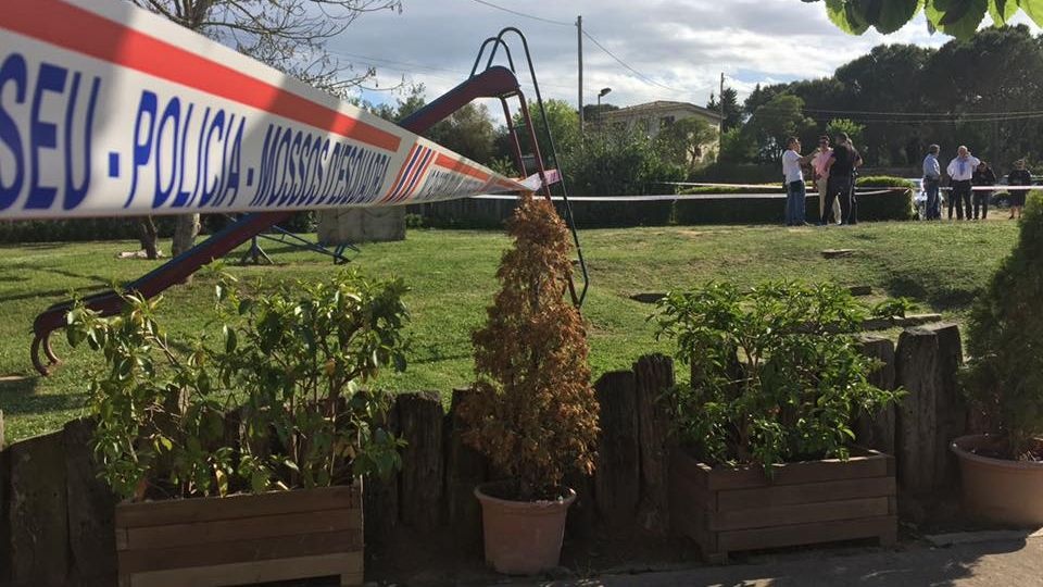 W wyniku wybuchu dzieci zostały wyrzucone w powietrze. Upadły na ziemię w odległości 10-20 metrów od zamku. Do zdarzenia doszło w niedzielę w ogrodzie jednej z restauracji. Fot. Ajuntament de Caldes de Malavella