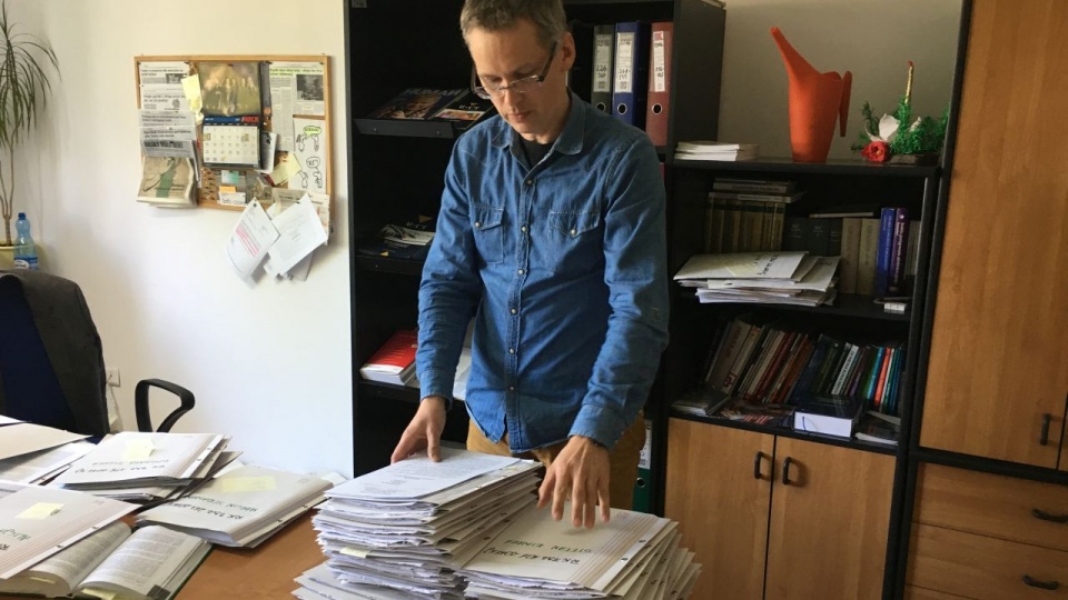 Zawarli nowe umowy i z tytułu tych umów mają opłaty dużo większe, niż im obiecywano, bo obiecywano 30 zł, a rachunki przychodzą na 170 zł - mówi Krzysztof Jastrzębski, Rzecznik Konsumentów z Pyrzyc. Fot. Tomasz Duklanowski [Radio Szczecin]