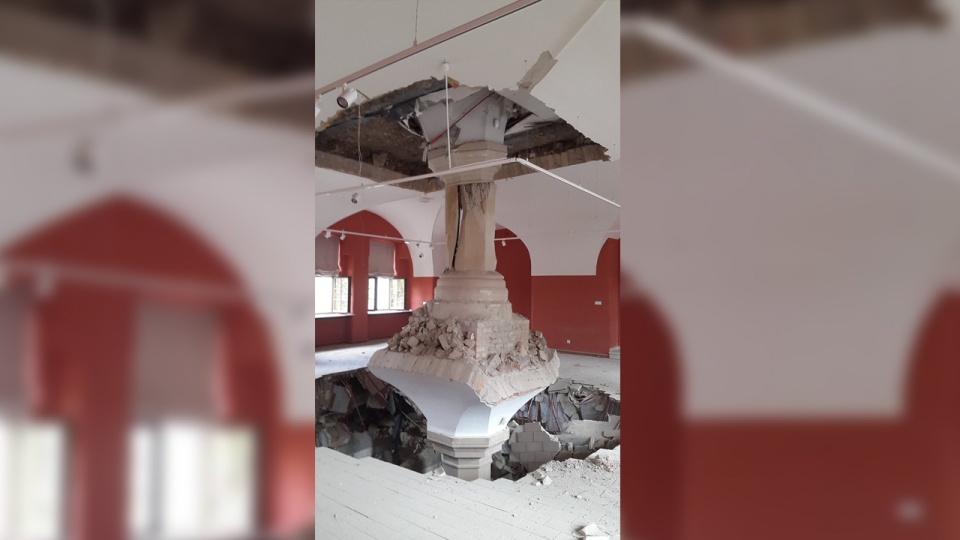 Chwilę po 12 zawaliły się trzy stropy w części północnej Zamku. Fot. twitter.com/PiotrTuzimek