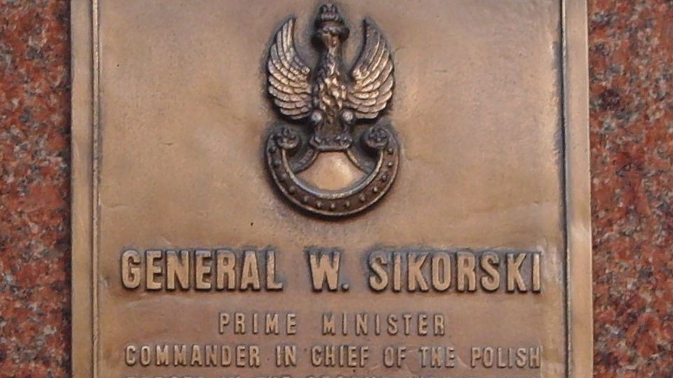 Tablica na ścianie Hotelu Rubens w Londynie (siedziba Sztabu Naczelnego Wodza Polskich Sił Zbrojnych (1940-1943), upamiętniająca pobyt gen. Sikorskiego w Londynie. źródło: pl.wikipedia.org